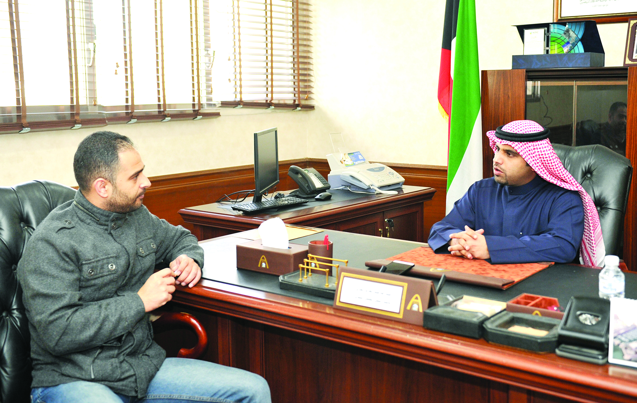 المحري متحدثاً للزميل محمد أنور		 (تصوير سعد هنداوي)