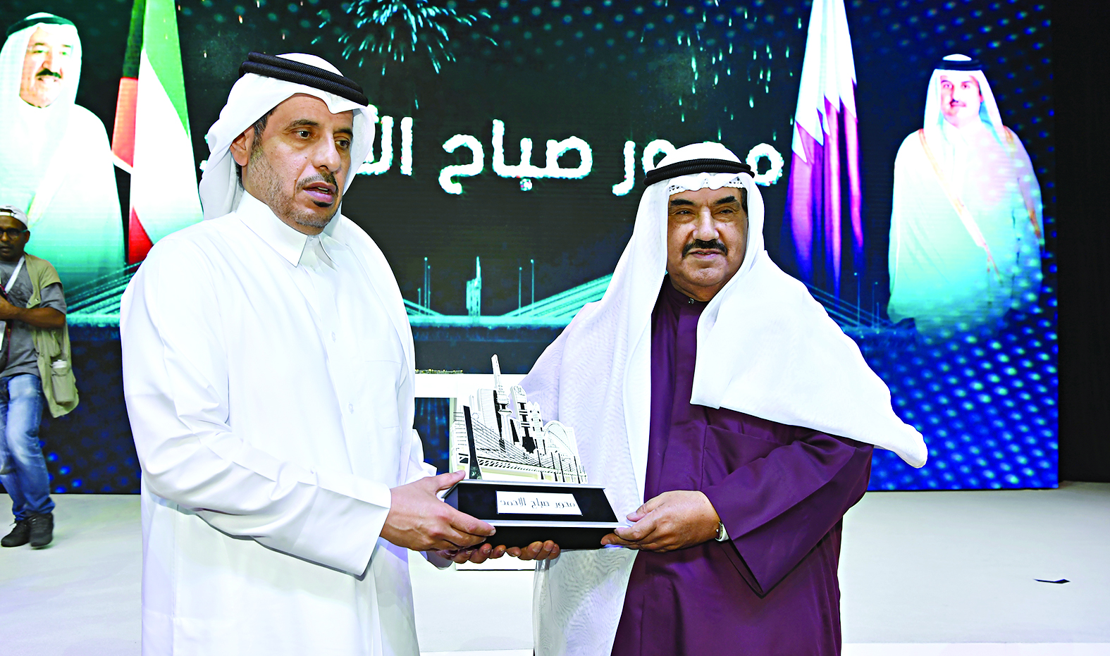 ناصر المحمد متسلماً هدية تذكارية