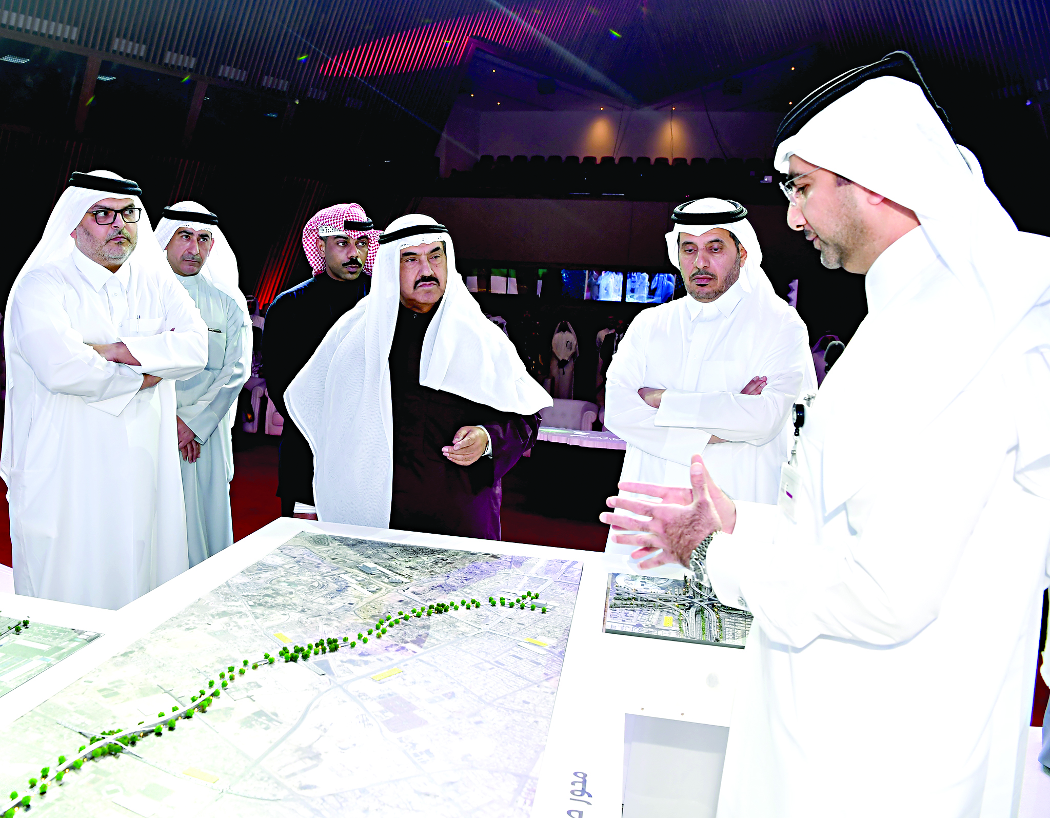 ممثل سمو الأمير مستمعاً لشرح حول المشروع