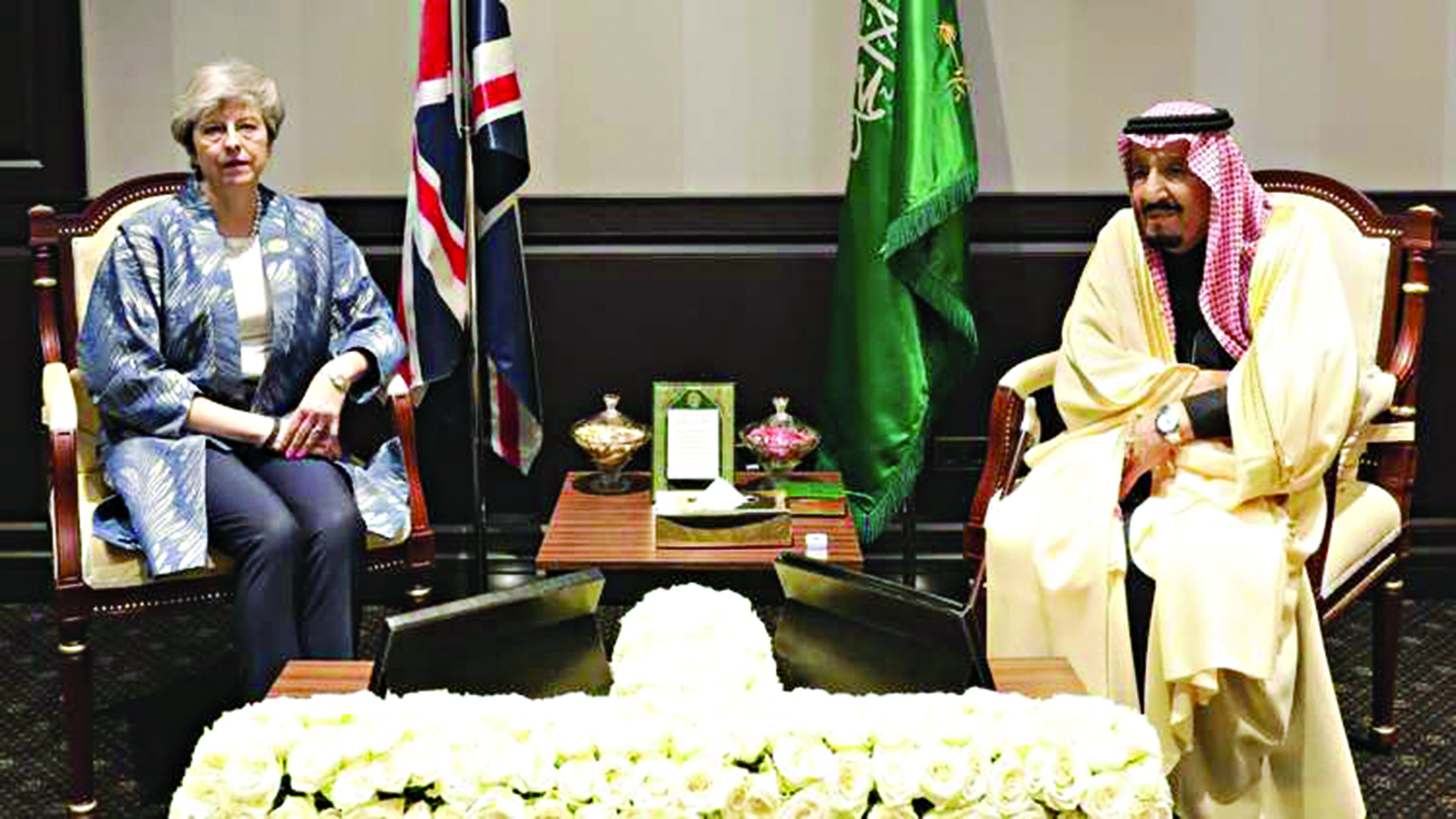 خادم الحرمين خلال لقائه مع ماي في شرم الشيخ