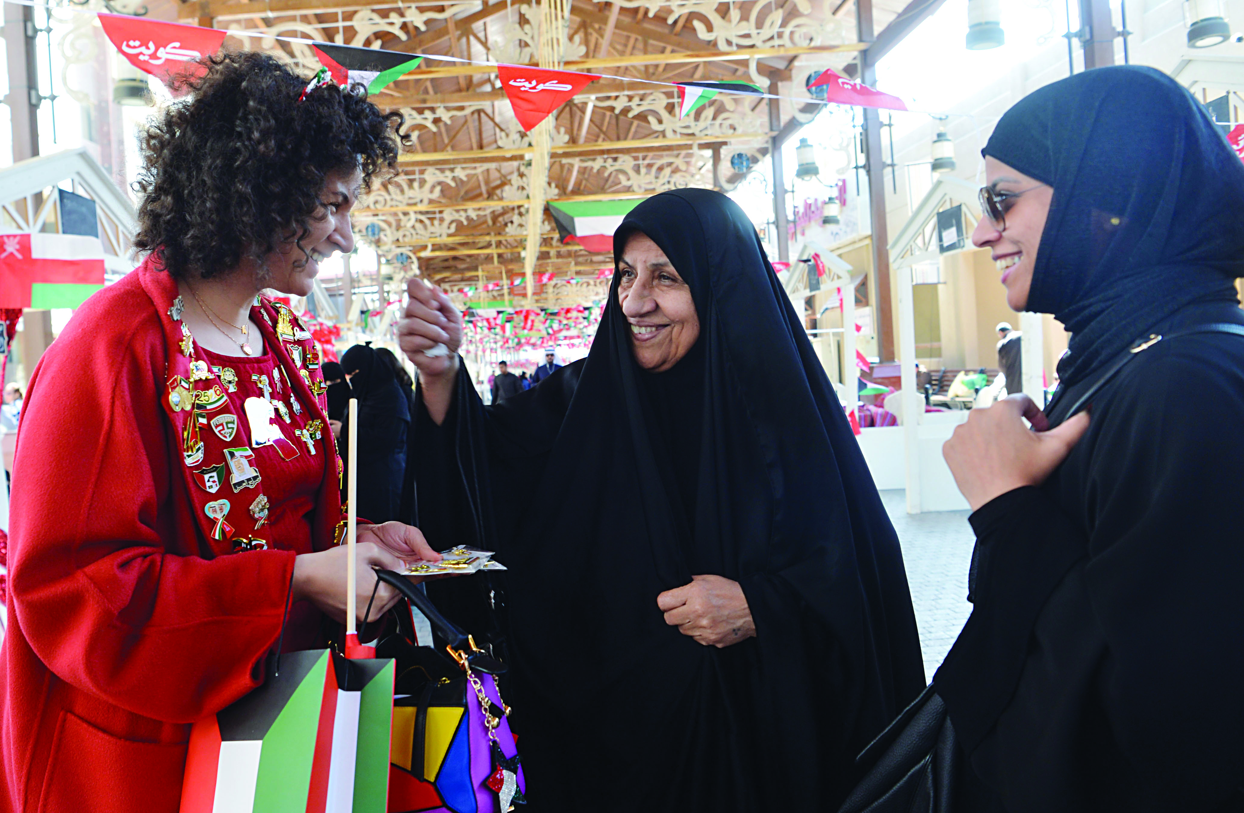 الشيخة فاطمة مبارك الصباح تقدّم الهدايا على اثنتين من رواد السوق