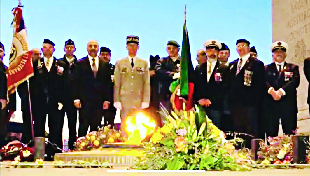 السليمان وكبار الشخصيات العسكرية الفرنسية خلال المراسم