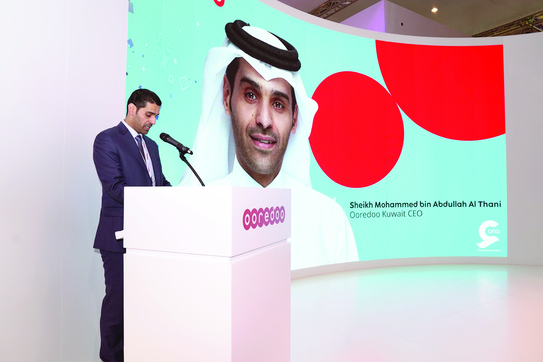 آل ثاني متحدثاً خلال المؤتمر