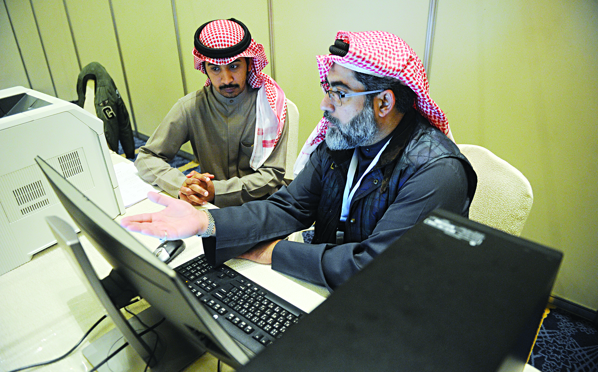 الفودري يشرح للزميل ناصر المحيسن عمل النظام