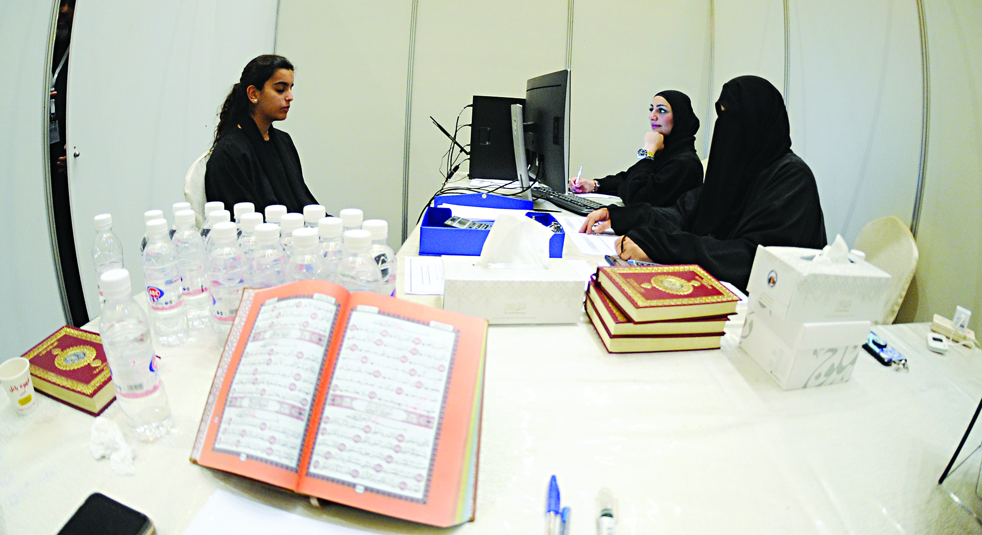 متسابقة أمام لجنة نسائية