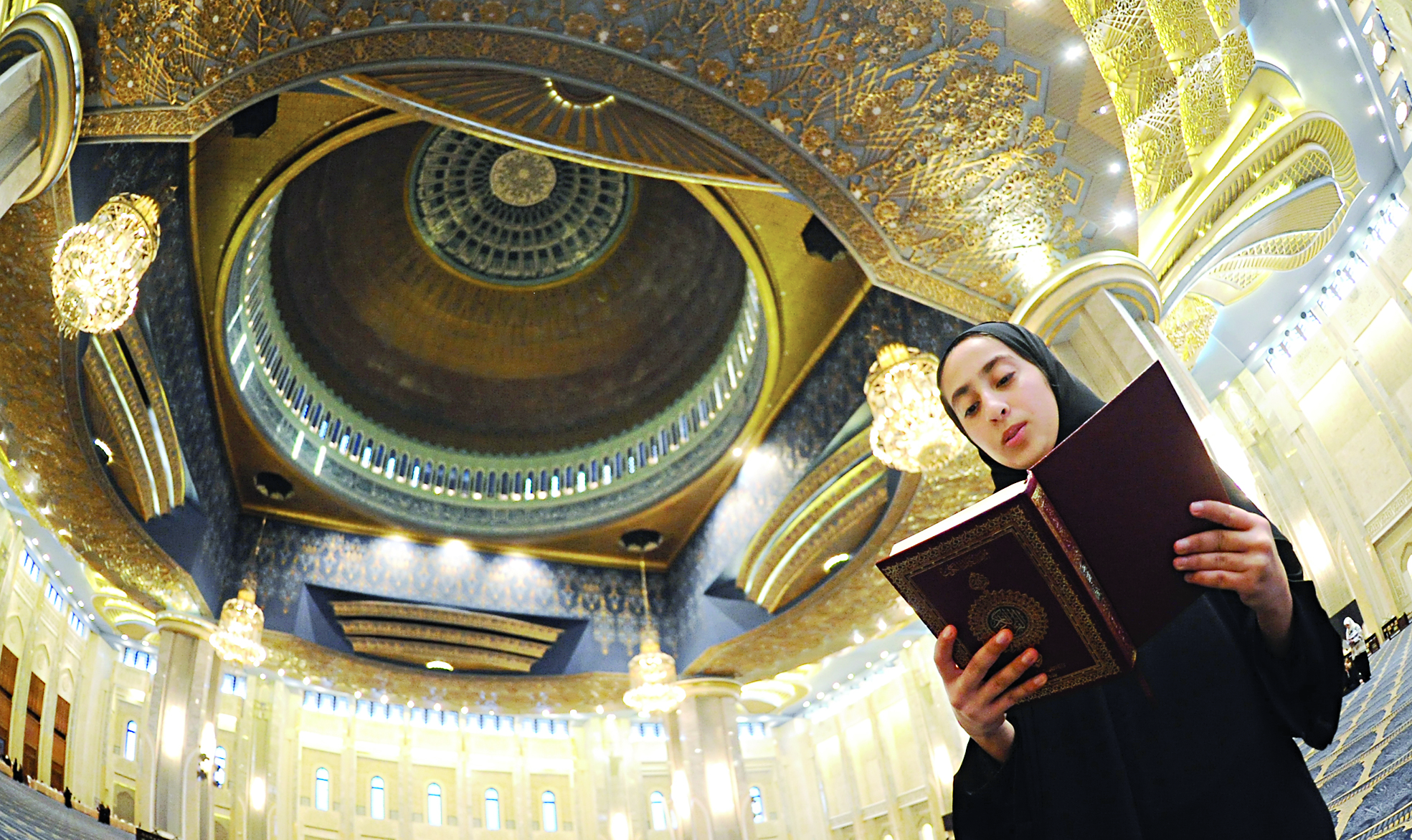 متسابقة تراجع قبل الاختبار