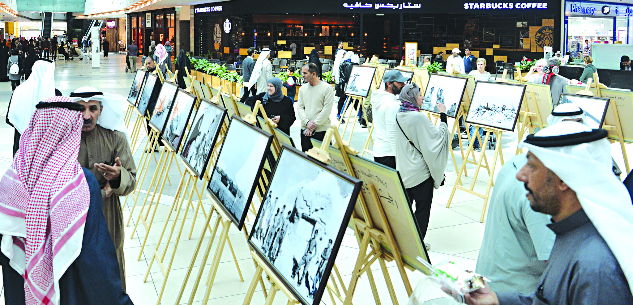 الجمهور يطلع على لوحات المعرض