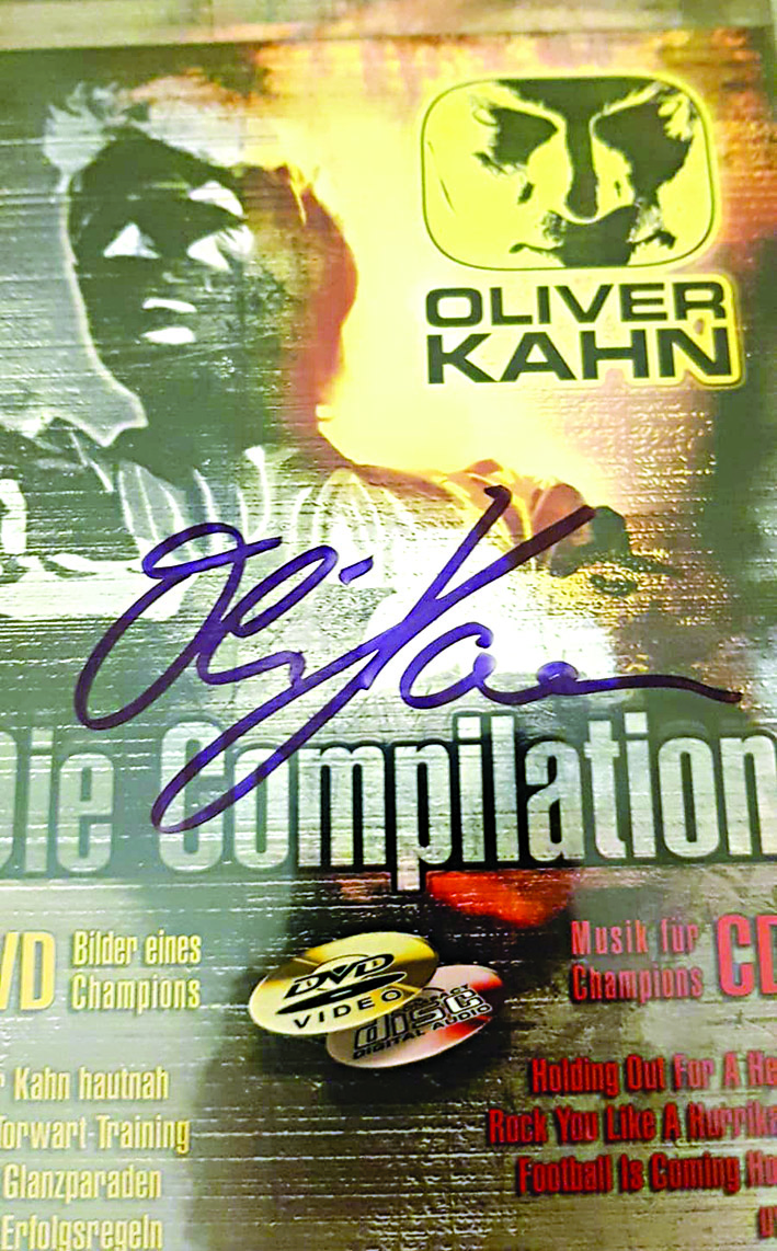  توقيع الحارس الألماني على «سي دي» خاص بمسيرته