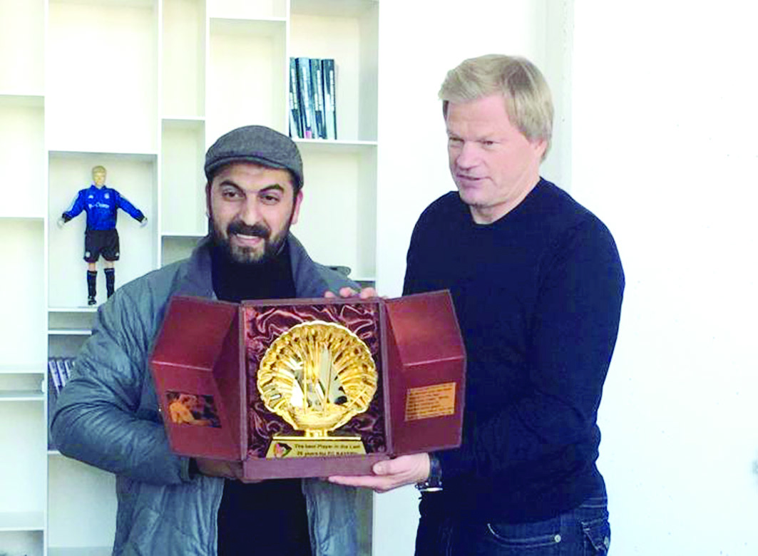  دشتي مقدماً الدرع لكانّ بعد اختياره أفضل لاعب بافاري في السنوات الـ25 الأخيرة من قبل رابطة بايرن ميونيخ في الكويت