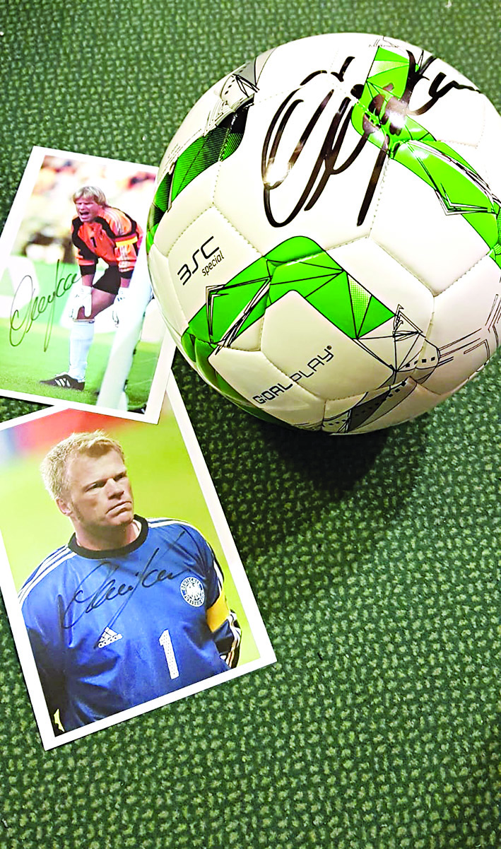   الكرة «الهدية» وتوقيع على صور مختلفة