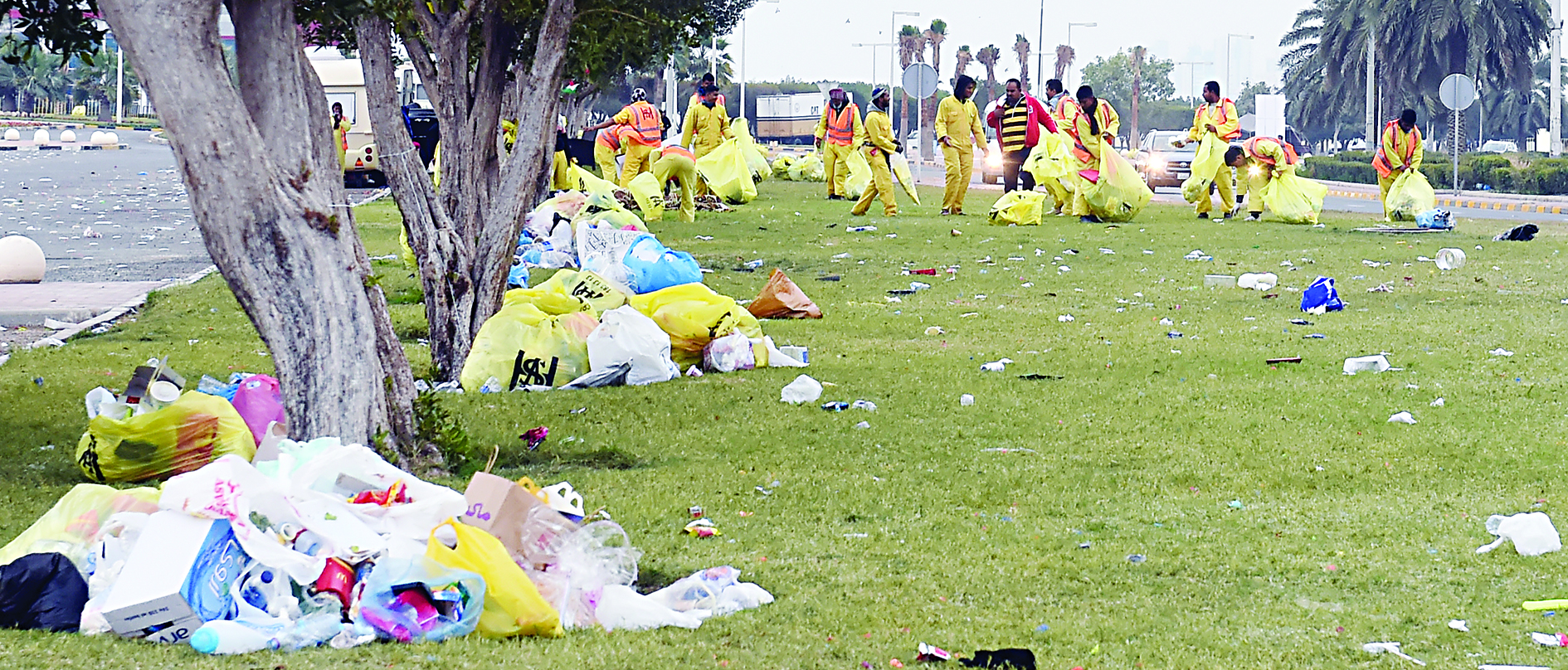 أكوام النفايات يجمعها العمال