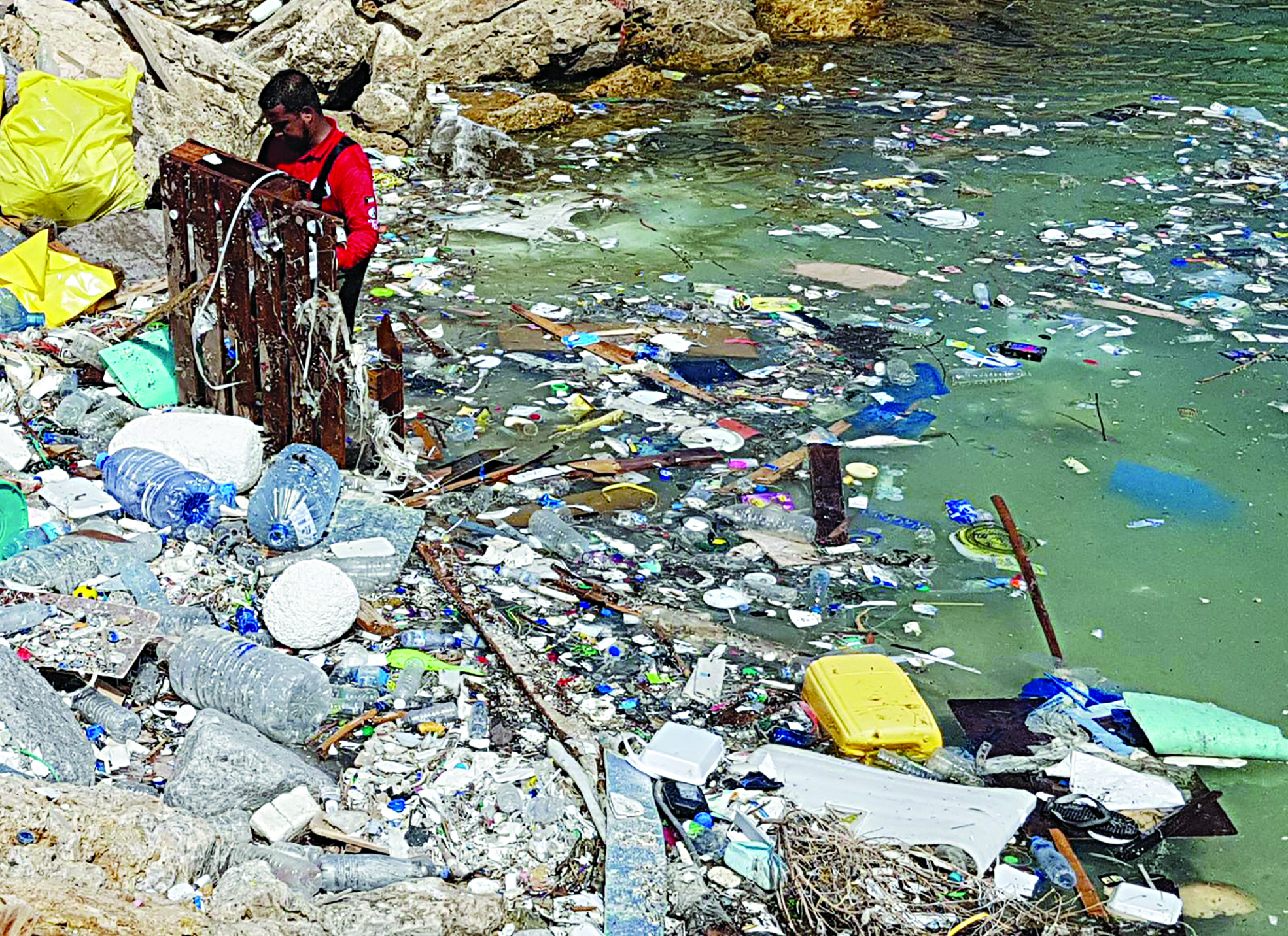 u0623u062du062f u0623u0639u0636u0627u0621 u0641u0631u064au0642 u0627u0644u063au0648u0635 u0648u0633u0637 u0645u062eu0644u0641u0627u062a u0643u062bu064au0631u0629 u0639u0644u0649 u0634u0627u0637u0626 u0627u0644u062cu0632u064au0631u0629