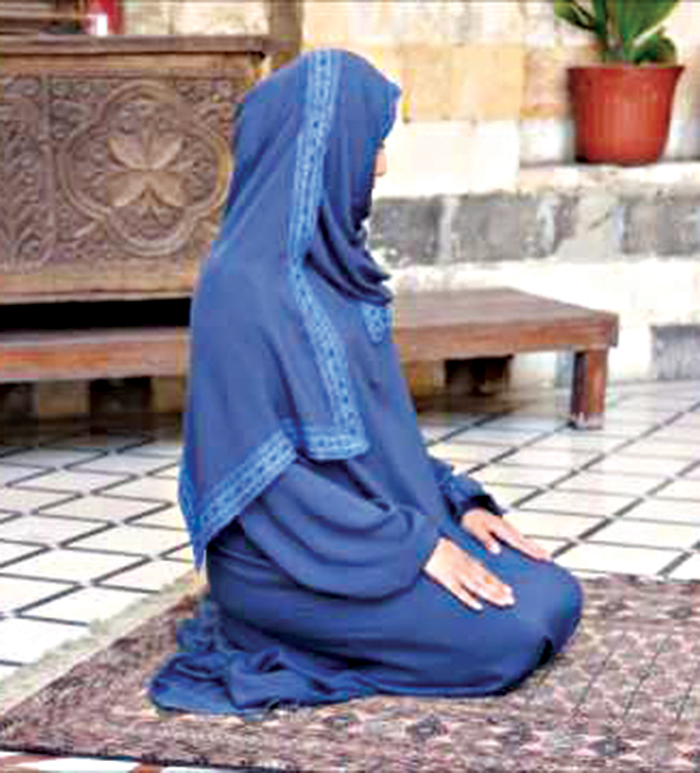 قد يعاني البعض من حالة الإدمان على الخيالات في الصلاة