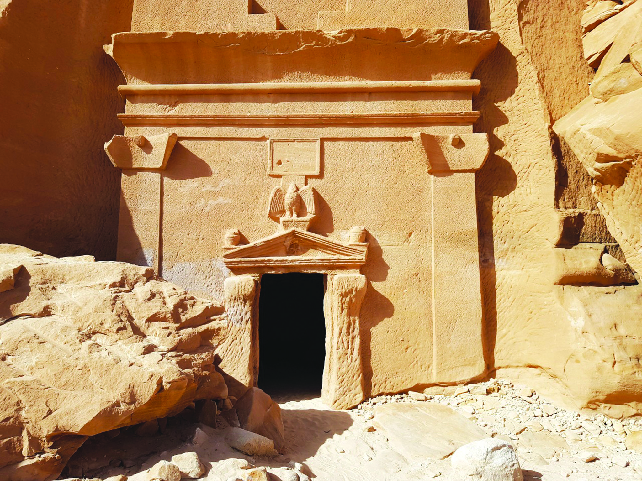   قصر قديم منحوت في قلب الجبل 