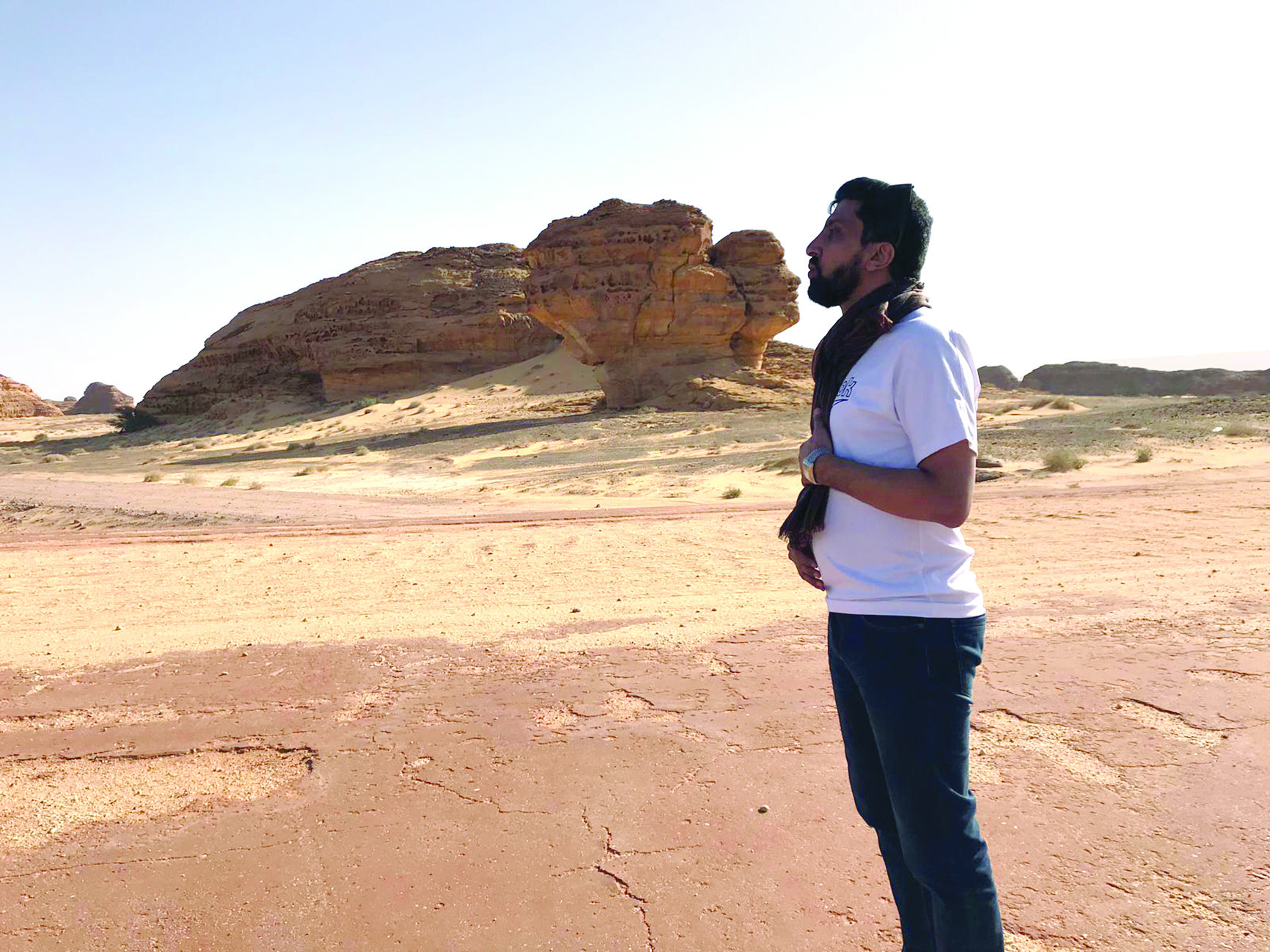 قبلة متبادلة بين الزميل غانم السليماني وجبل الوجه