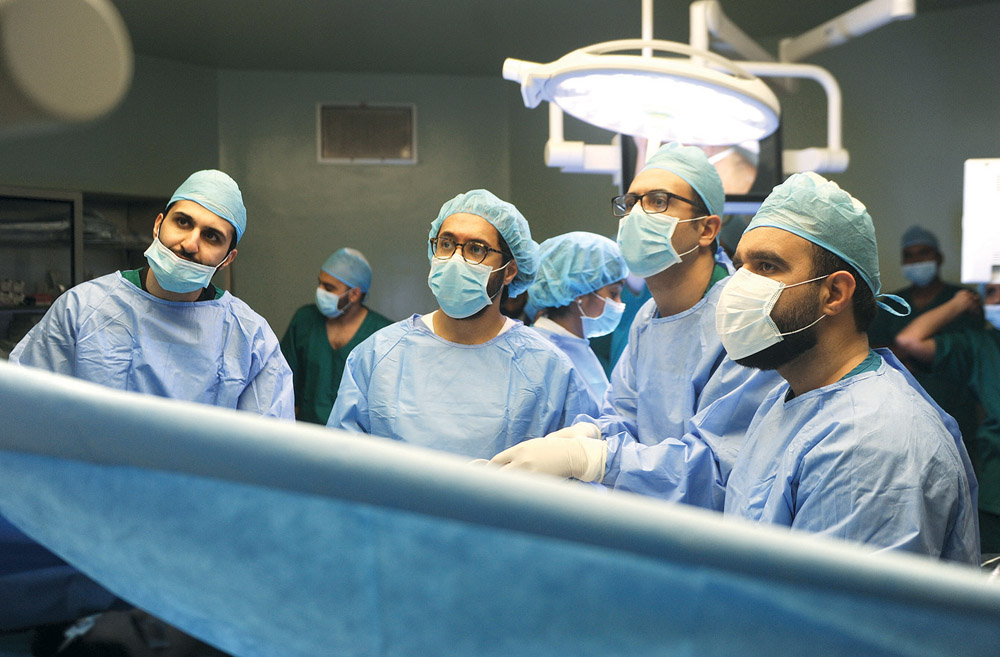 الدكتوران سلمان الصباح ومحمد جمال خلال إجراء إحدى العمليات الجراحية