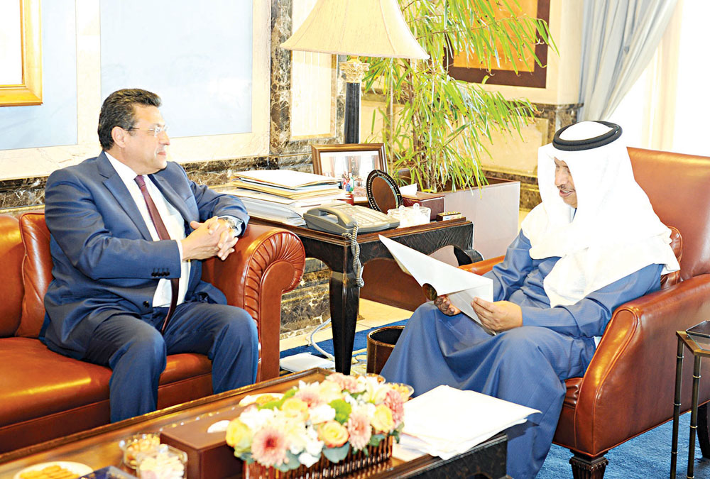 المبارك متسلماً رسالة من السفير المصري