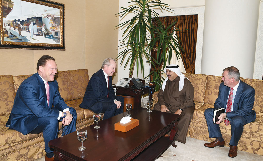 ناصر الصباح مستقبلاً وفد «رايثون»