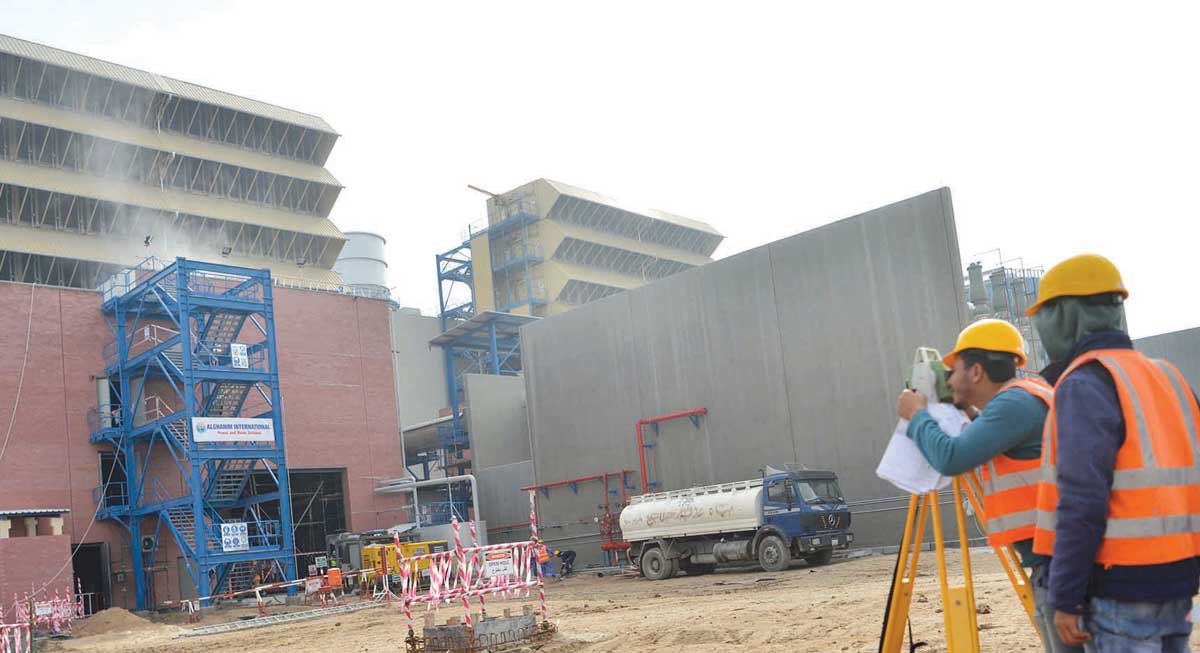 العمل على قدم وساق في محطة الصبية   		(تصوير نايف العقلة)