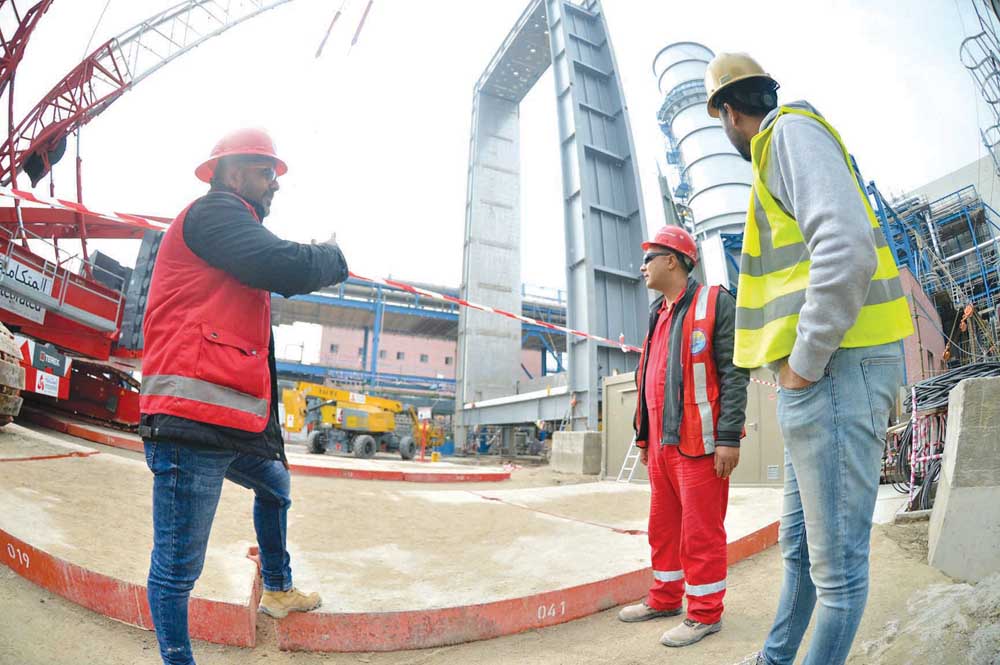 متابعة العمل في المحطة