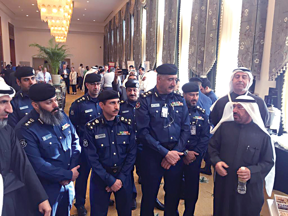 u0627u0644u0623u0646u0635u0627u0631u064a u0645u0639 u0639u062fu062f u0645u0646 u0636u0628u0627u0637 u0627u0644u0625u0637u0641u0627u0621 u0639u0644u0649 u0647u0627u0645u0634 u0627u0644u0645u0624u062au0645u0631