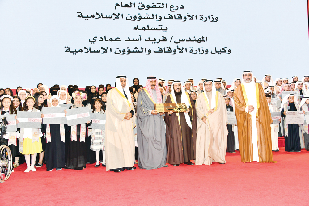 درع التفوق العام لوزارة الأوقاف يتسلمه فريد عمادي