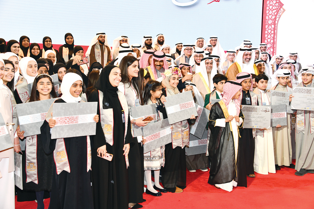 ممثل سمو الأمير متوسطاً عدداً من الفائزين