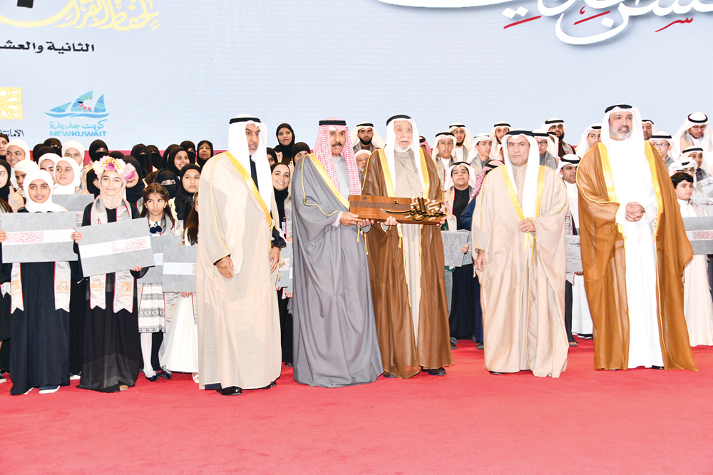 الدرع البرونزي لجمعية الإصلاح يتسلمه خالد المذكور