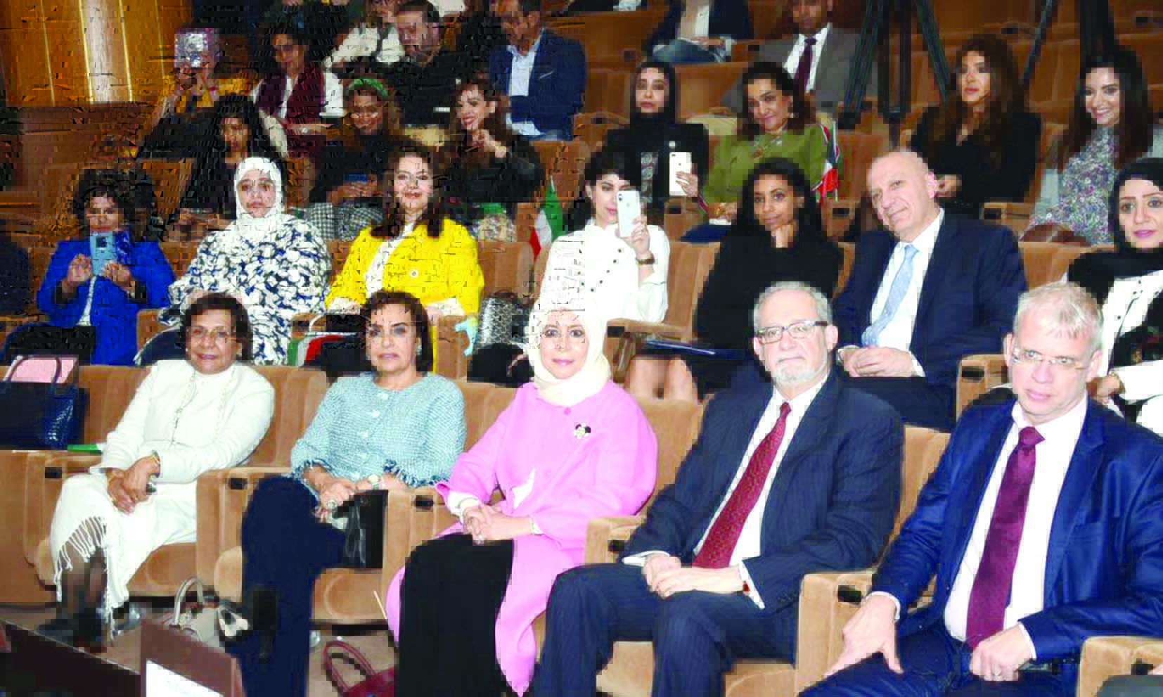 السفير الأميركي وإيمان الروضان وموضي الحمود