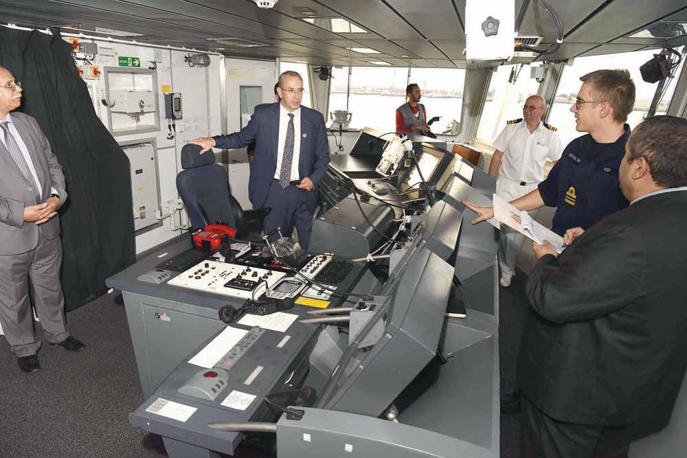 u0627u0644u0633u0641u064au0631 u0627u0644u0628u0631u064au0637u0627u0646u064a u0645u062au0641u0642u062fu0627u064b u0642u0645u0631u0629 u0627u0644u0642u064au0627u062fu0629 u0641u064a u0627u0644u0645u062fu0645u0631u0629