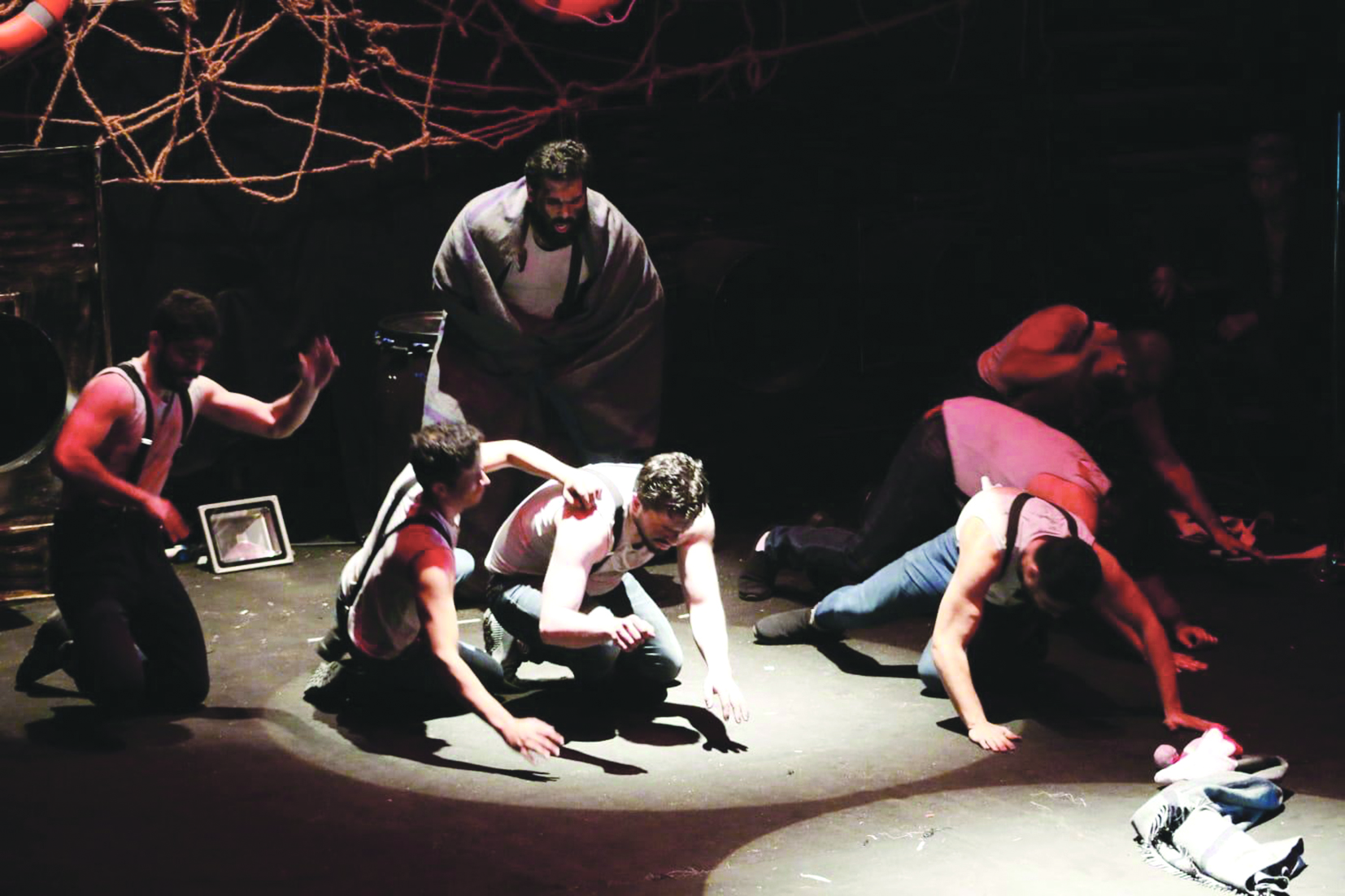 u0645u0634u0647u062f u0645u0646 u0645u0633u0631u062du064au0629 u00abu0642u0631u062f u0643u062bu064au0641 u0627u0644u0634u0639u0631u00bb