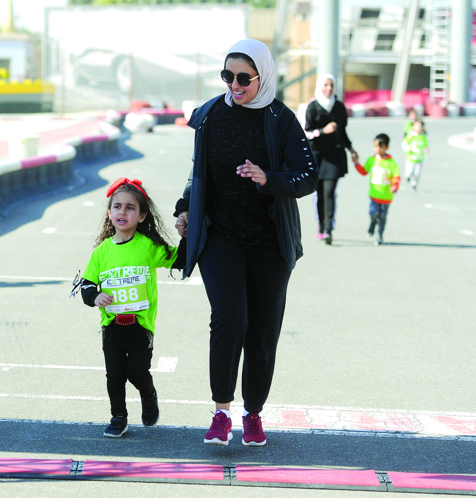 متسابقة مع والدتها