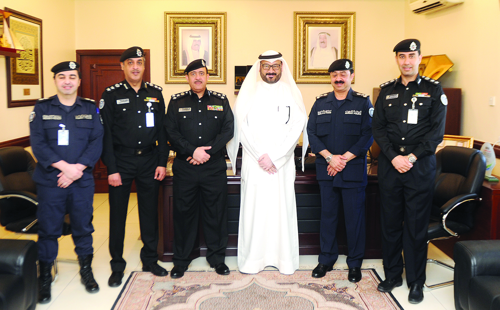 قيادات إدارة شؤون الإقامة مع الزميل ناصر الفرحان  	(تصوير بسام زيدان)