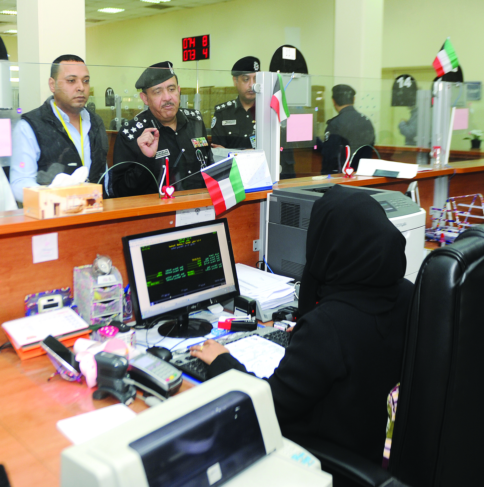 الشعبان يتابع مع موظفة معاملة أحد المقيمين