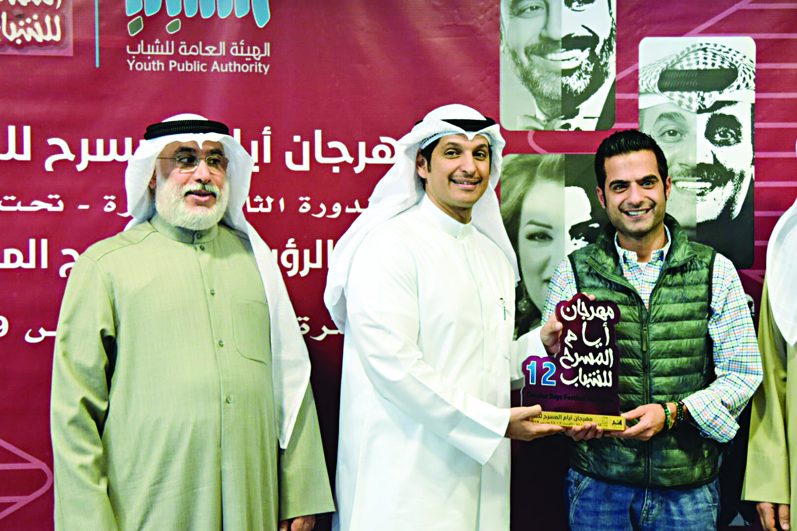 الزميل حمود العنزي يتسلم درع «الراي» من المطيري