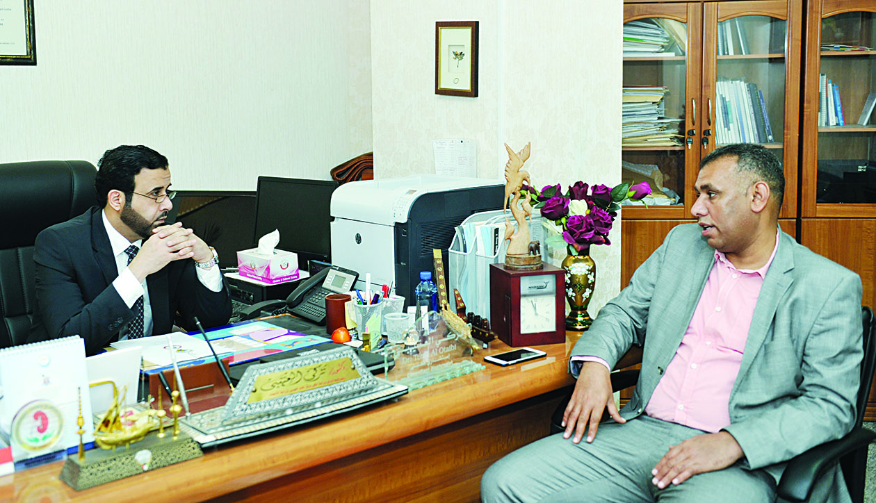 العتيبي متحدثاً للزميل عمر العلاس        	  (تصوير سعد هنداوي)