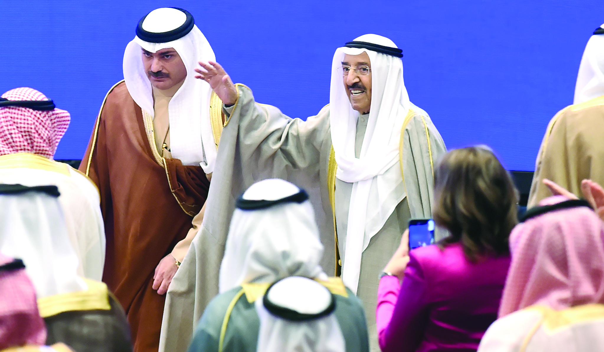 سمو الأمير يرد التحية لمستقبليه لدى وصوله إلى القاعة	(تصوير أسعد عبدالله)