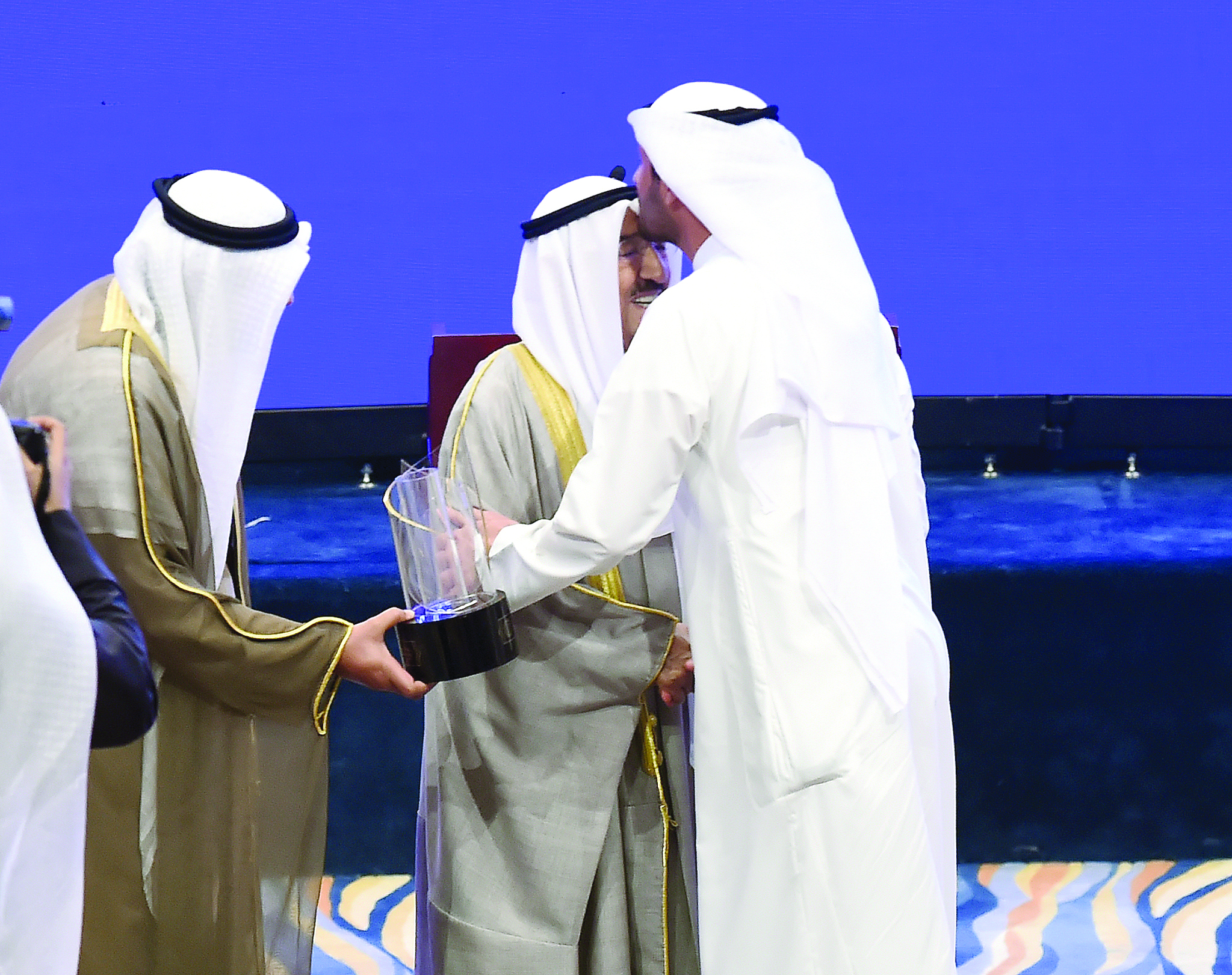 قبلة على جبين الأمير من أحد الفائزين