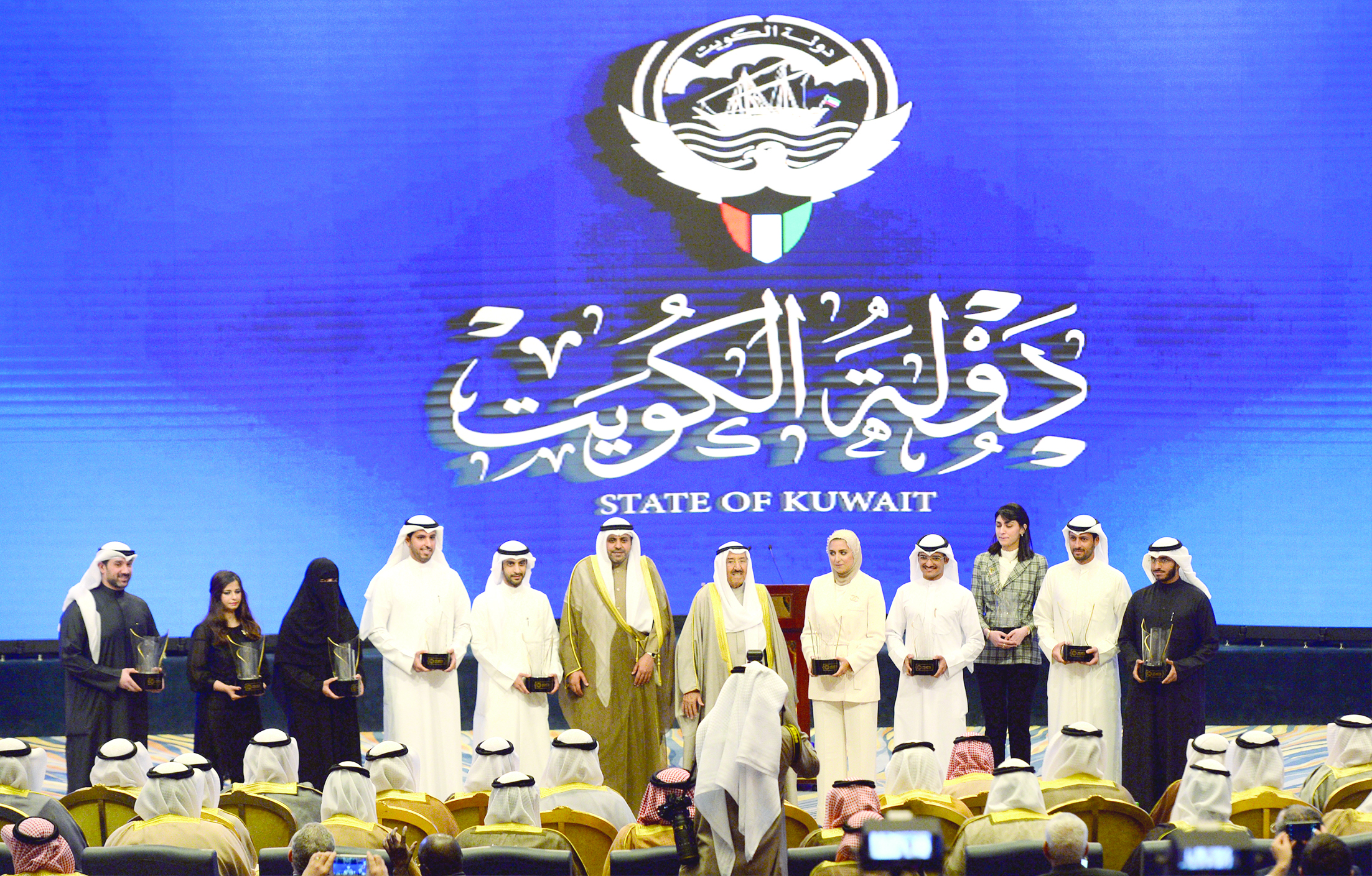 سمو الأمير متوسطاً الفائزين بجائزة الكويت للتميز والإبداع	(تصوير أسعد عبدالله)