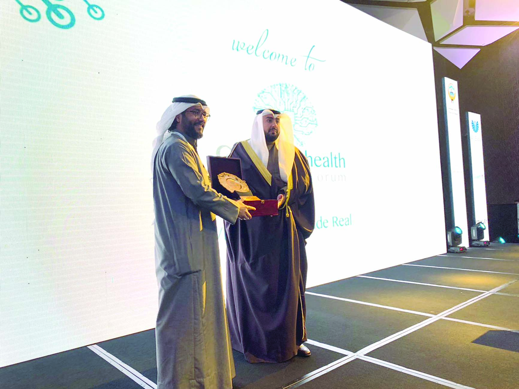 رئيس جمعية الجراحين مكرّماً الوزير