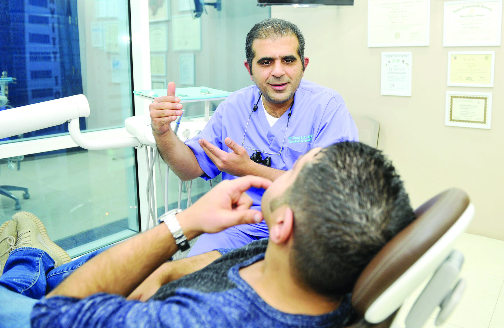 المزيدي يشرح لأحد المرضى حالته	 (تصوير سعد هنداوي)