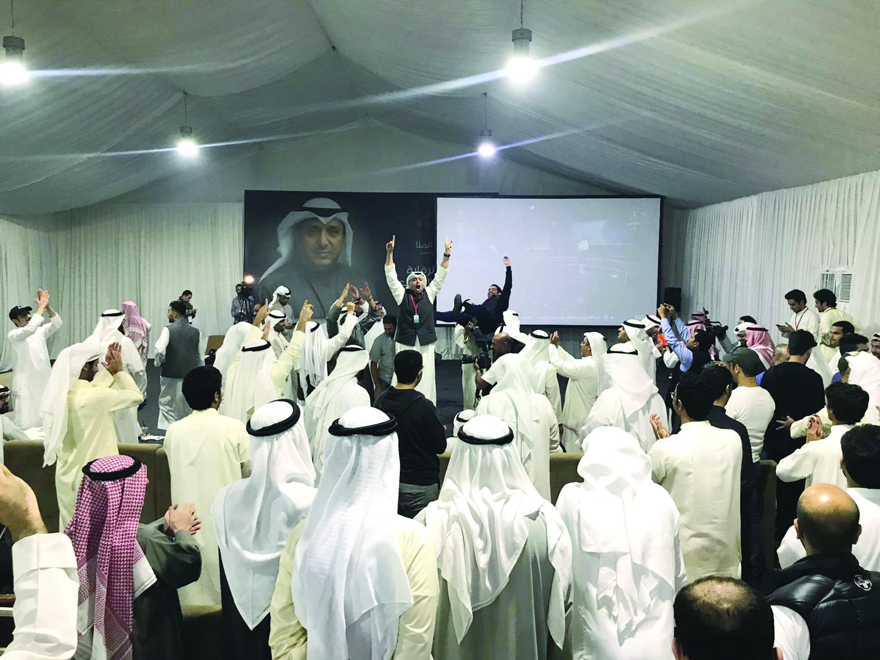 احتفالات بالفوز في مقر بدر الملا