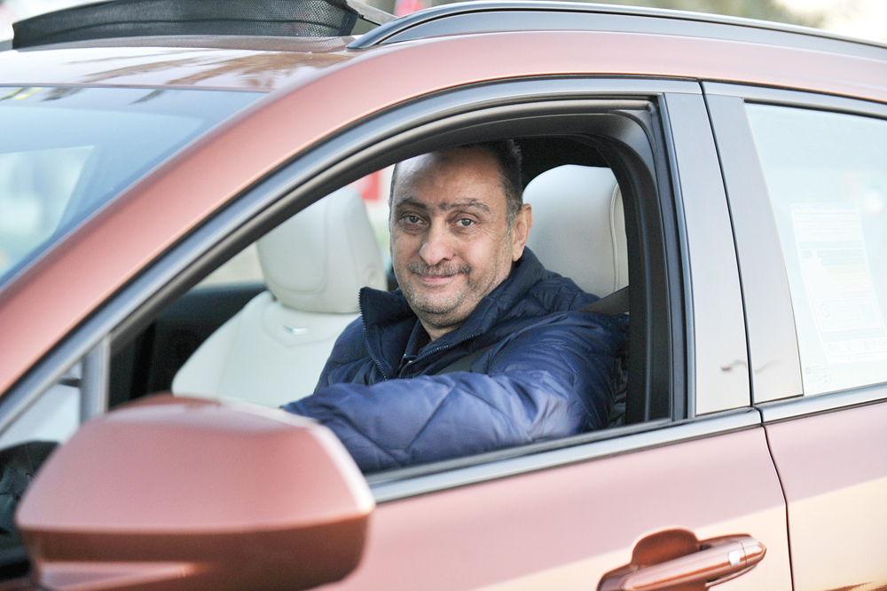 الزميل إيهاب حشيش مجرّباً المركبة