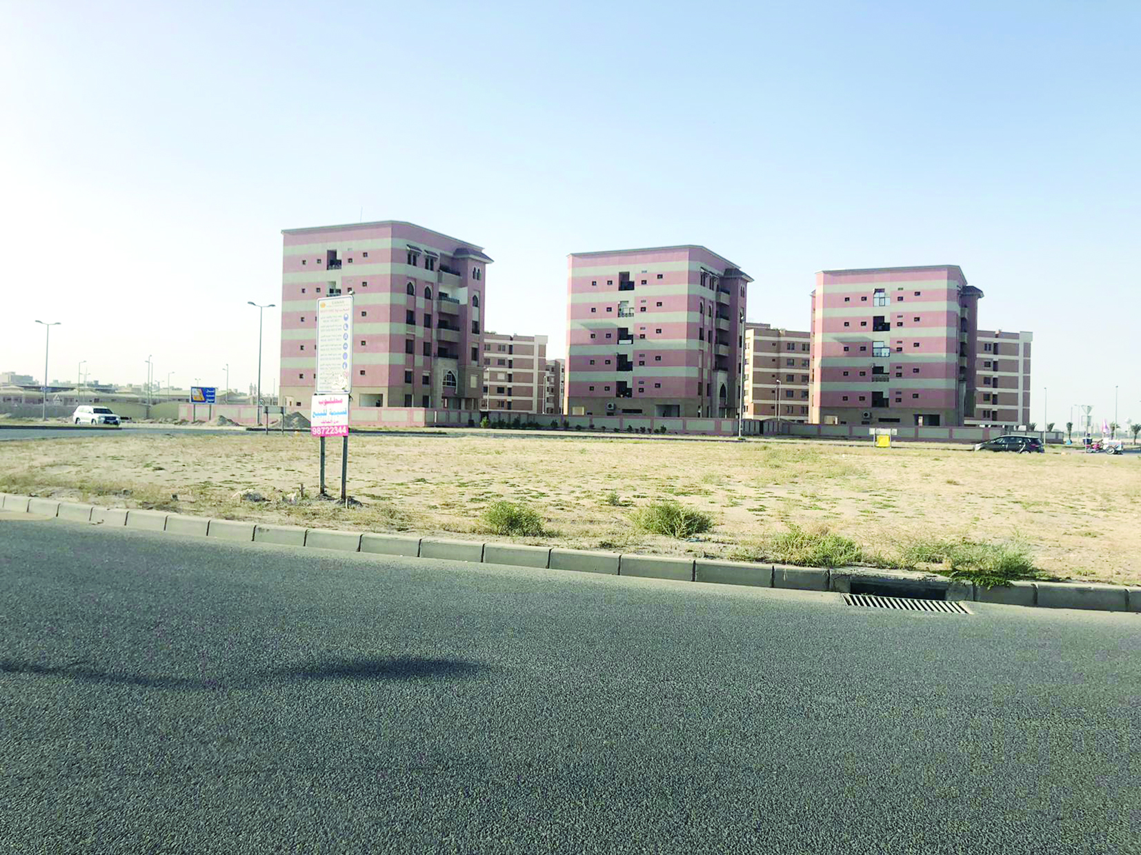 دوار في إحدى المناطق بلا زراعات تجميلية