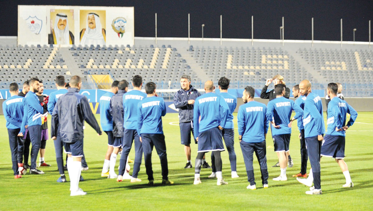 u064au0648u0632u0627u0643 u0645u062fu0631u0628 u00abu0627u0644u0623u0632u0631u0642u00bb u062eu0644u0627u0644 u062du062fu064au062bu0647 u0625u0644u0649 u0627u0644u0644u0627u0639u0628u064au0646t (u062au0635u0648u064au0631 u0633u0639u062f u0647u0646u062fu0627u0648u064a)