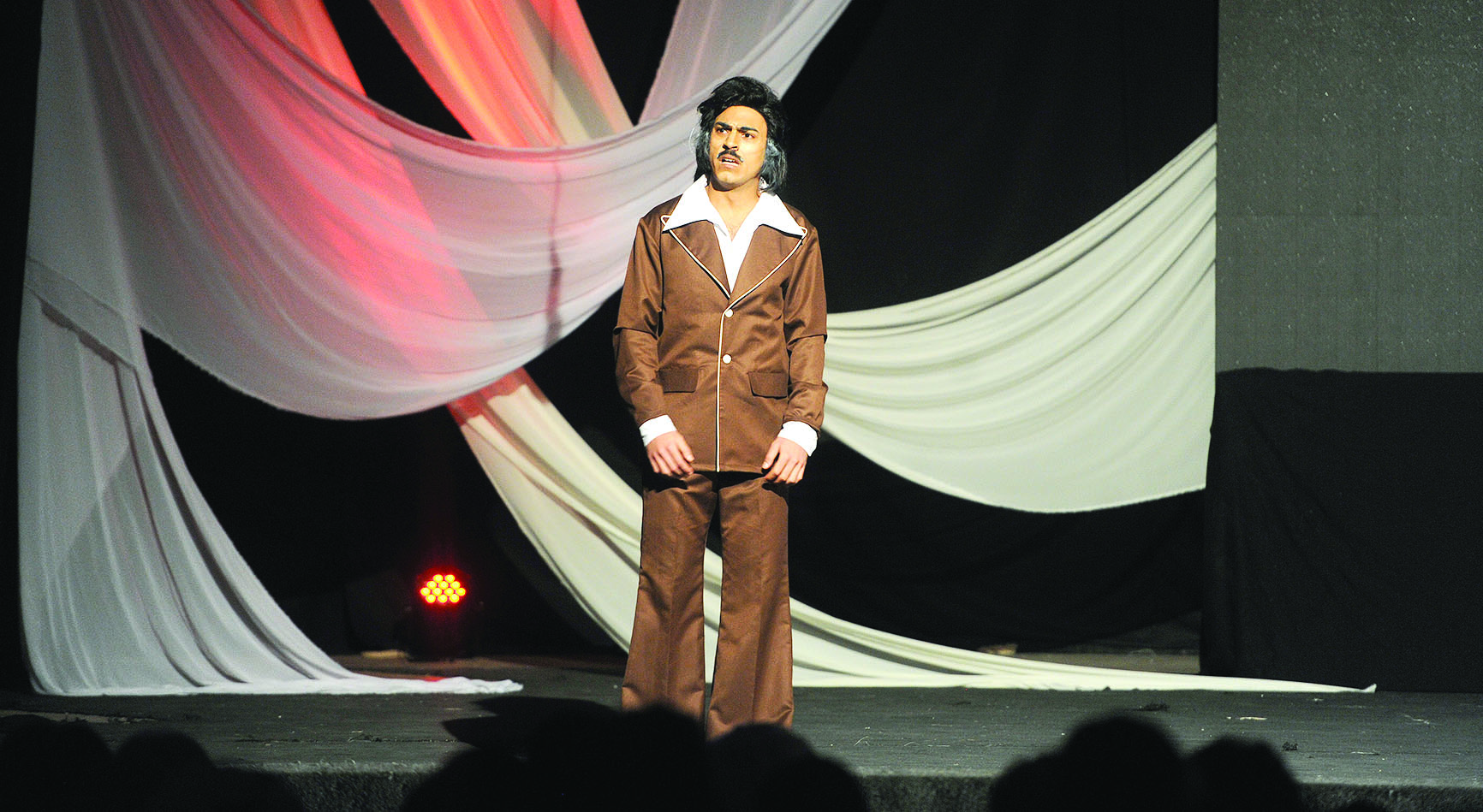 صقر الرشود... على المسرح