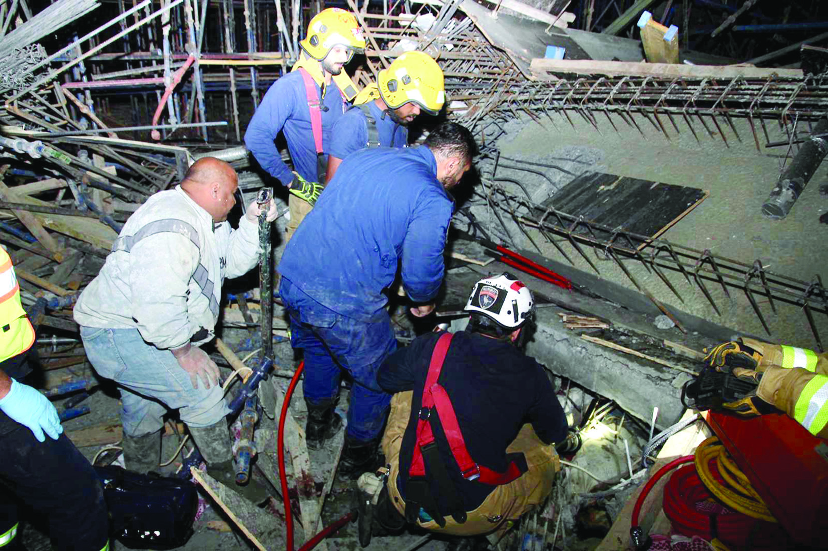 الإطفائيون يتعاملون مع الحادث