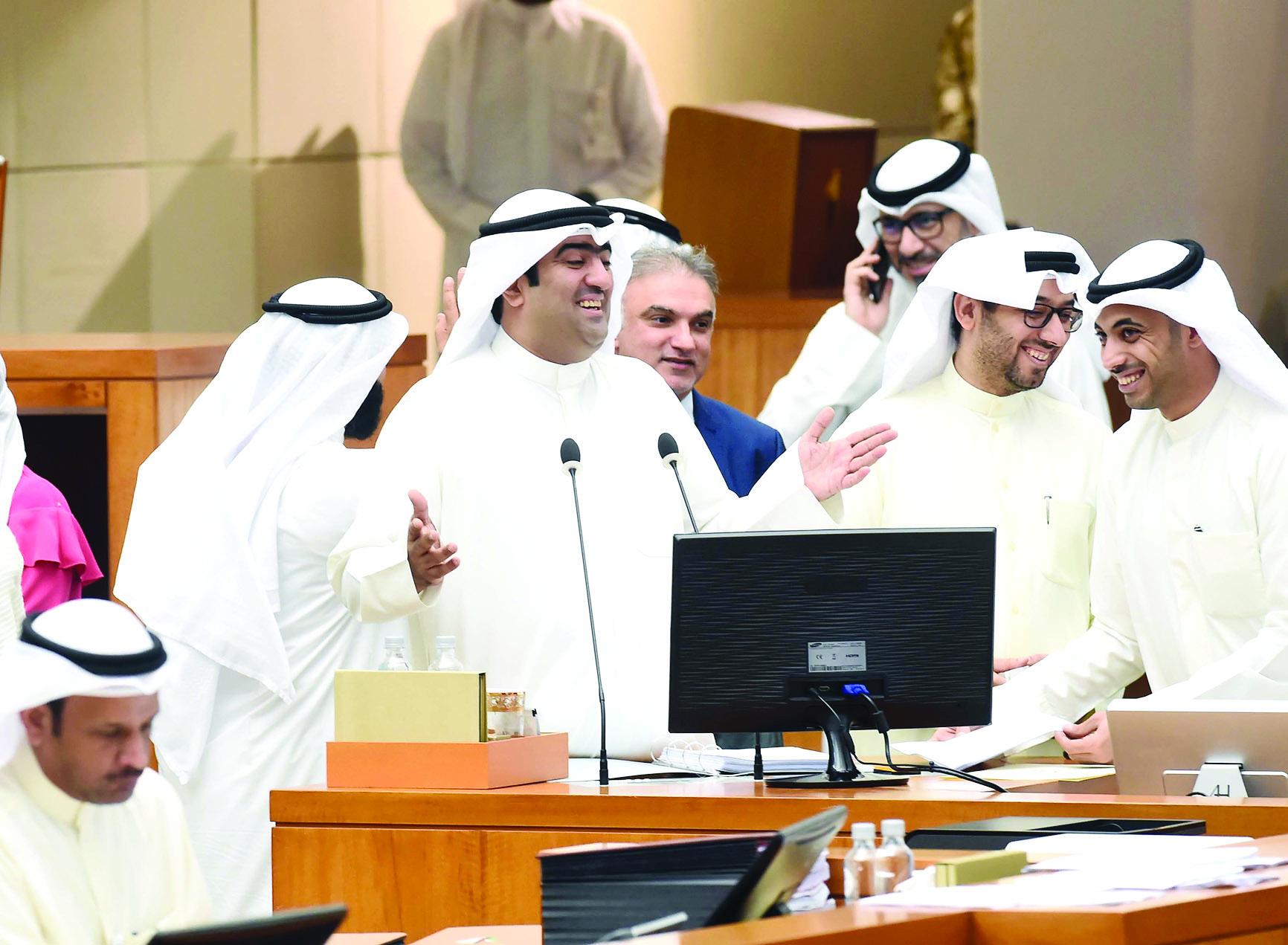 الروضان وسط فريقه الوزاري