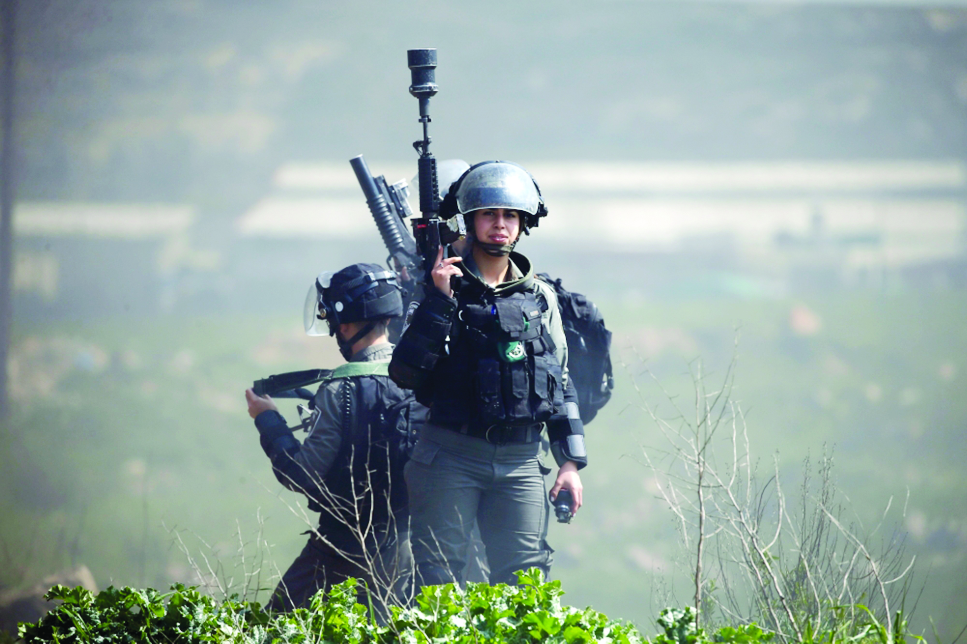 u0639u0646u0635u0631u0627u0646 u0645u0646 u062du0631u0633 u0627u0644u062du062fu0648u062f u0641u064a u062du0627u0644 u0627u0633u062au0646u0641u0627u0631 u062eu0644u0627u0644 u0627u0634u062au0628u0627u0643u0627u062a u0645u0639 u0645u062au0638u0627u0647u0631u064au0646 u0645u0646 u062cu0627u0645u0639u0629 u0628u064au0631u0632u064au062a u0641u064a u0631u0627u0645 u0627u0644u0644u0647 u0628u0627u0644u0642u0631u0628 u0645u0646 u0645u0633u062au0648u0637u0646u0629 u0628u064au062a u0625u064au0644   t (u0623 u0641 u0628)