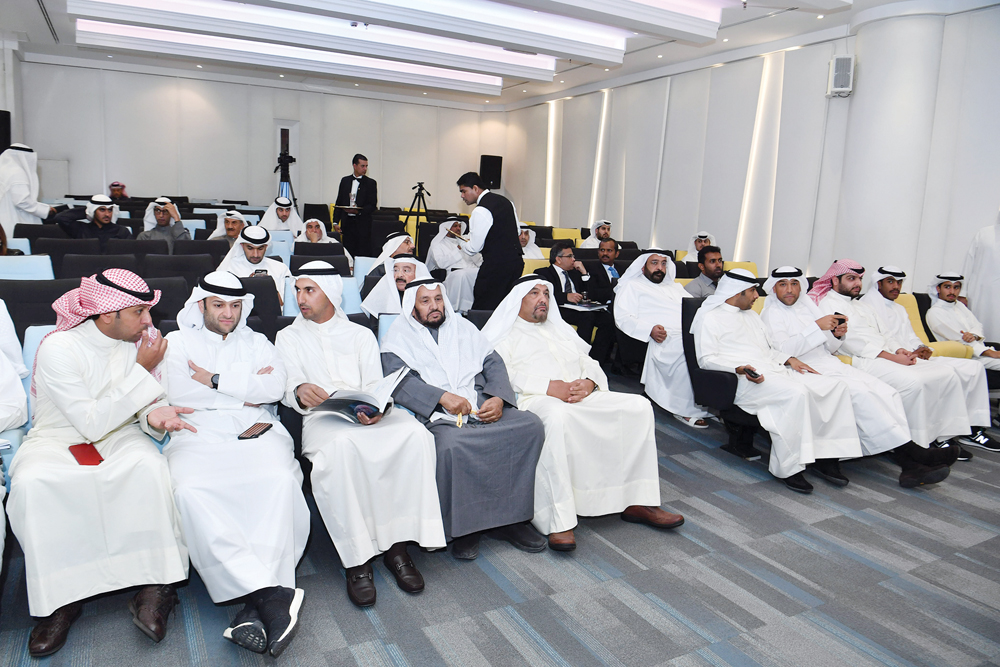 جانب من الحضور ويبدو خالد الفلاح وعبدالله التركيت وهاشم أبل